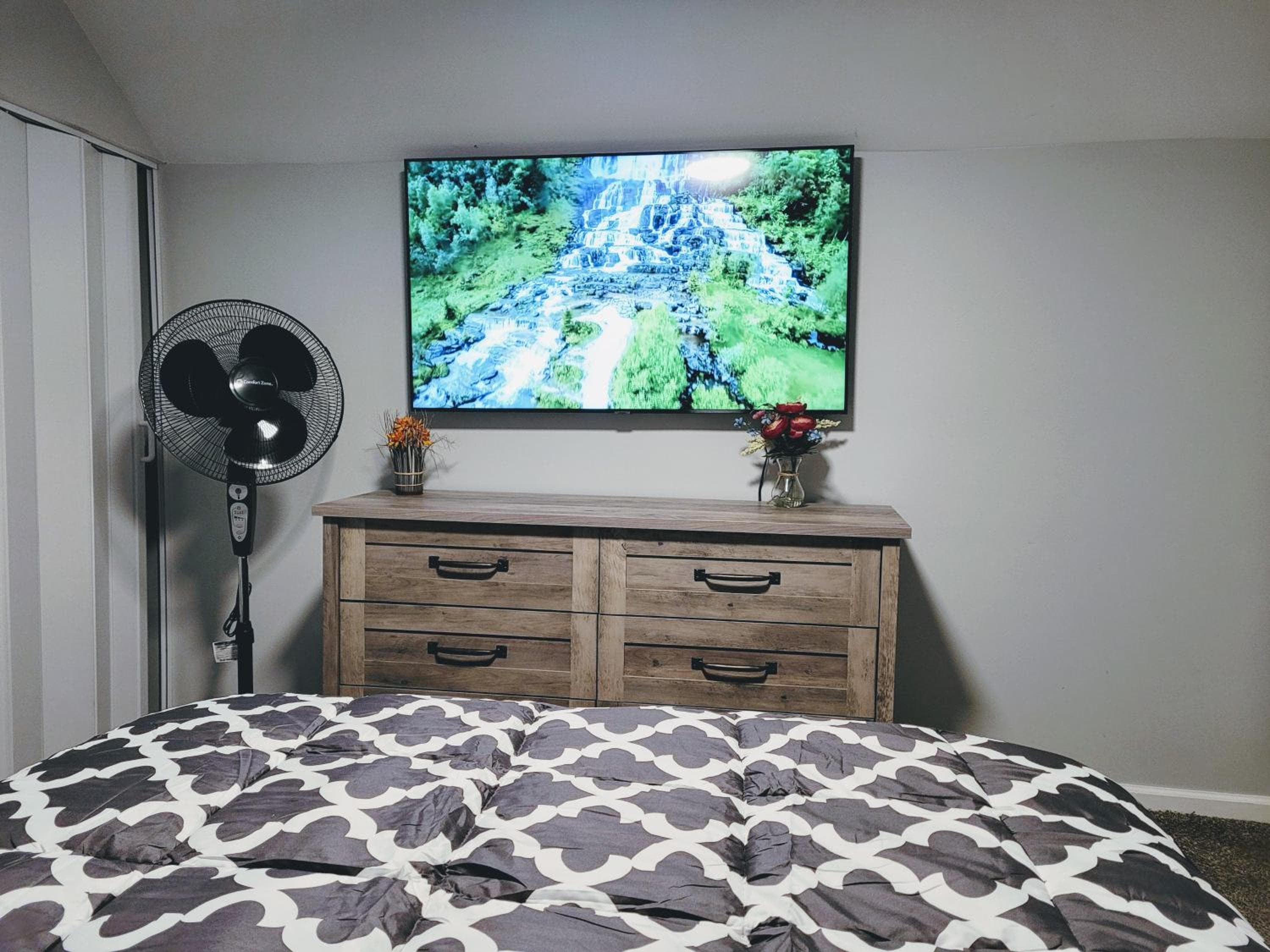 Nice house with private parking, king bed fenced yard