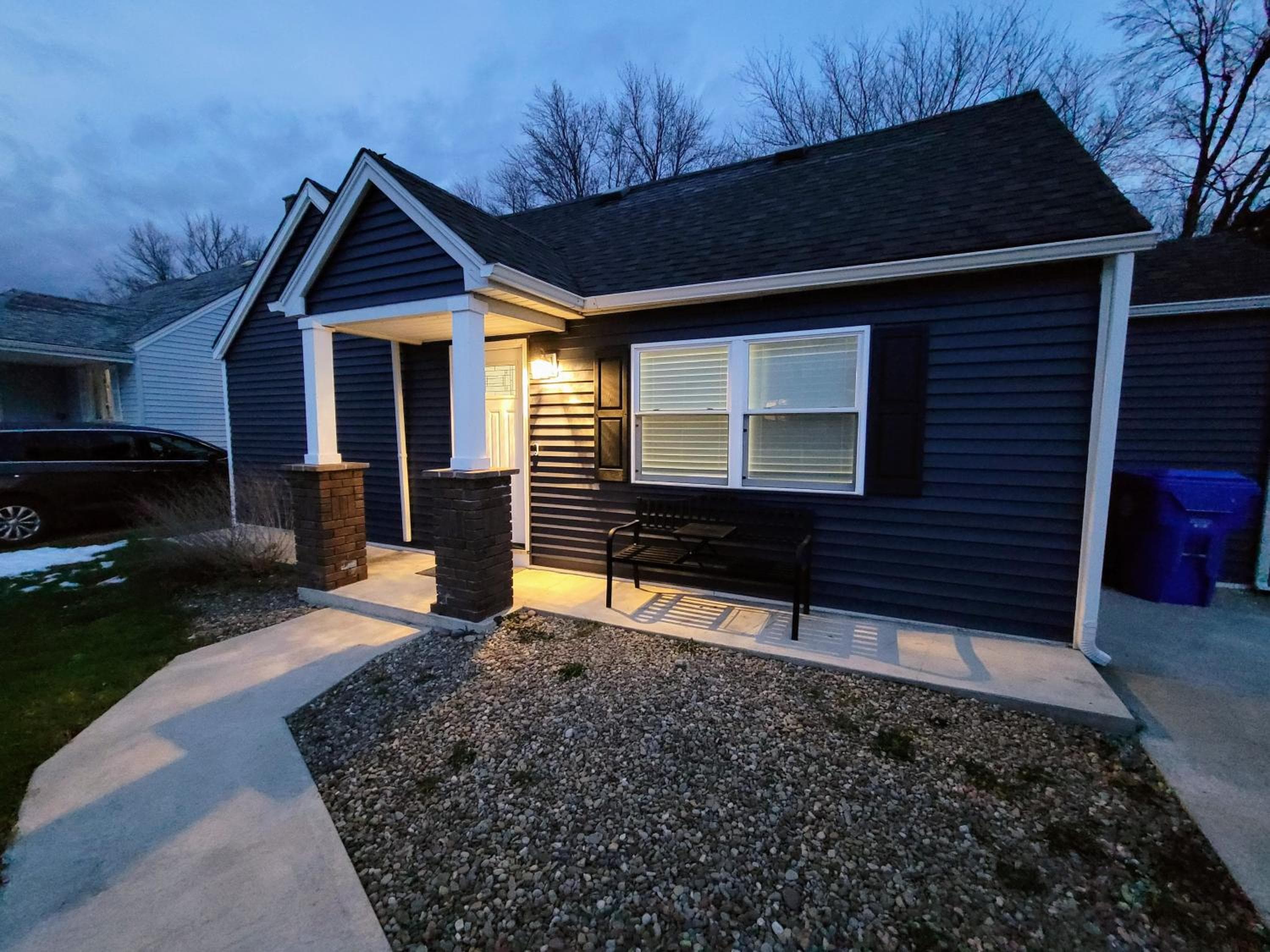Nice house with private parking, king bed fenced yard
