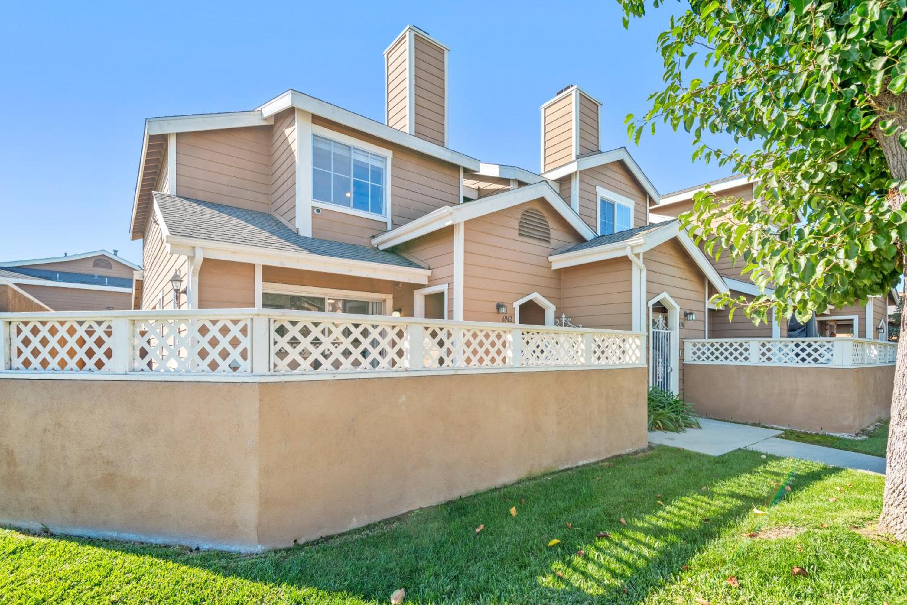 5bed 3bath Private gated community home 7miles to Downtown La close to Disney