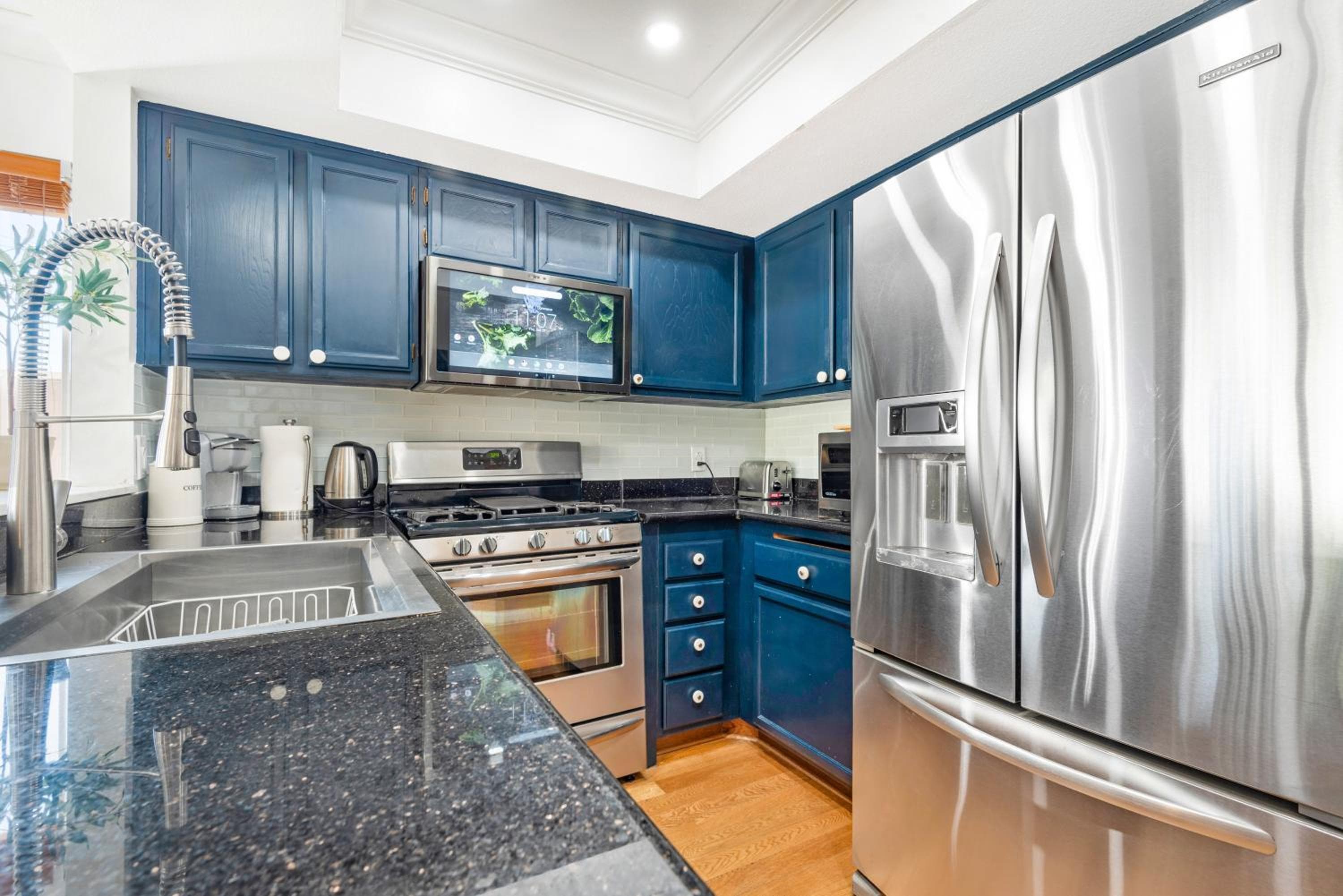 5bed 3bath Private gated community home 7miles to Downtown La close to Disney