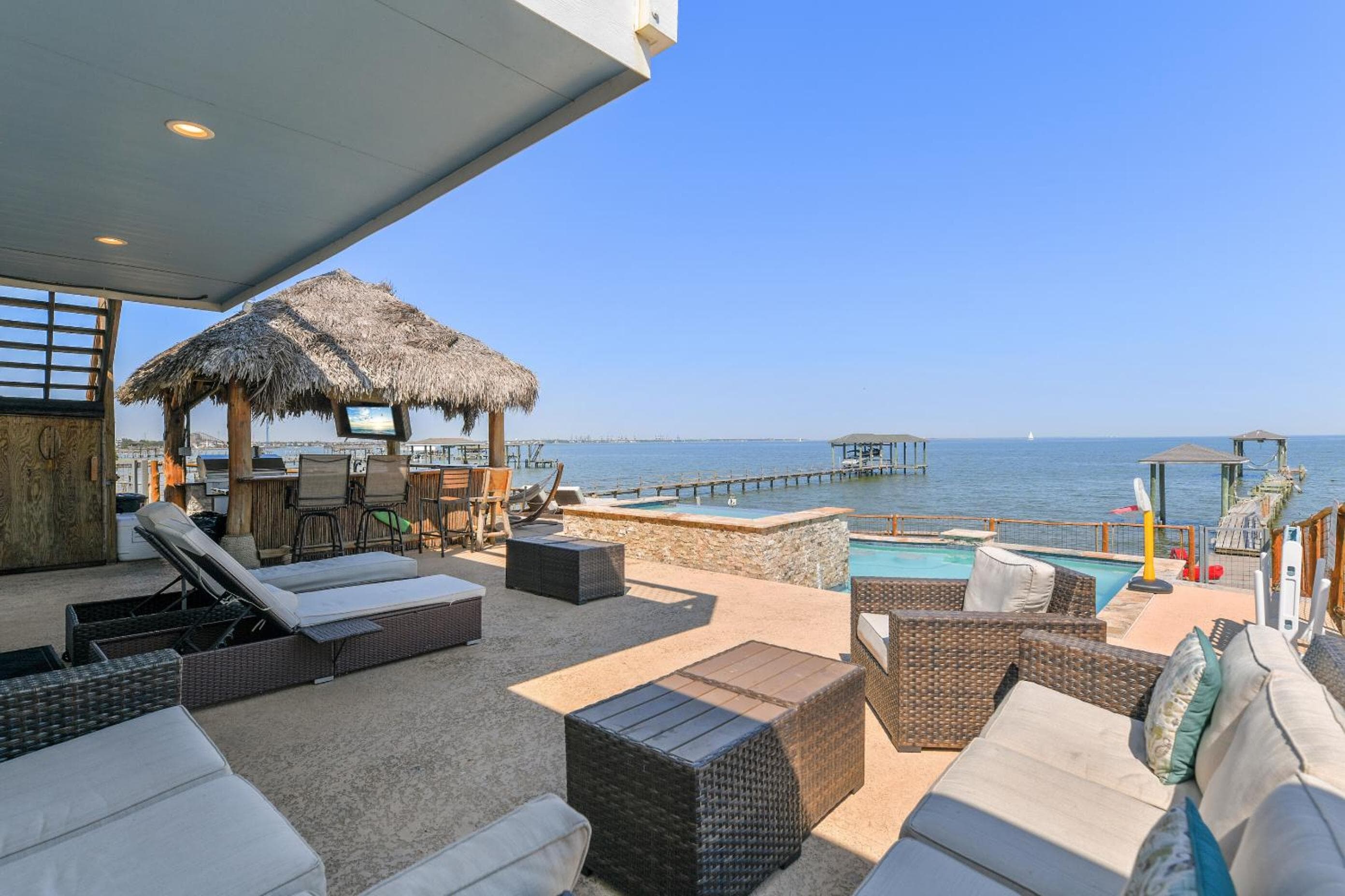 Bayfront Luxury House with Pool