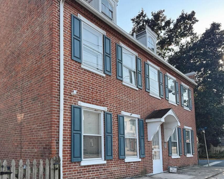 Updated Historic Home with King Beds 15 mins to Hershey