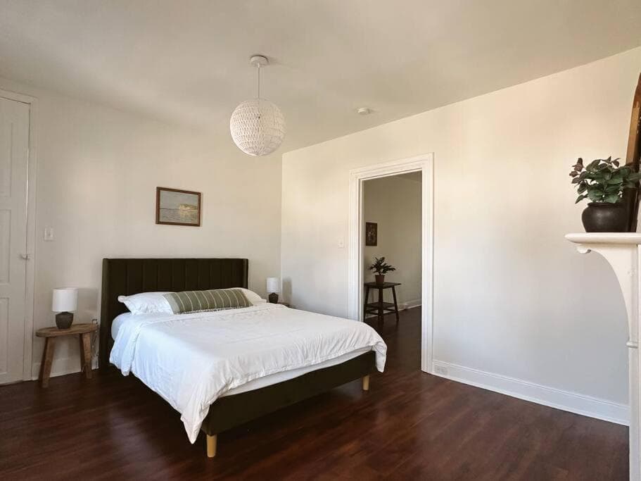 Updated Historic Home with King Beds 15 mins to Hershey