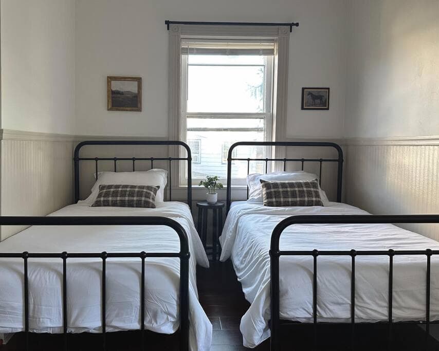 Updated Historic Home with King Beds 15 mins to Hershey