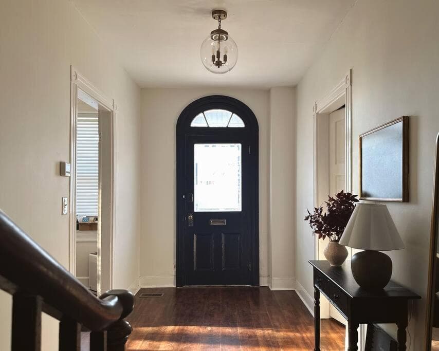 Updated Historic Home with King Beds 15 mins to Hershey
