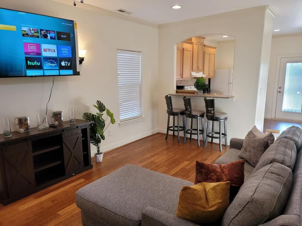 Cozy 2B Townhouse - King Bed