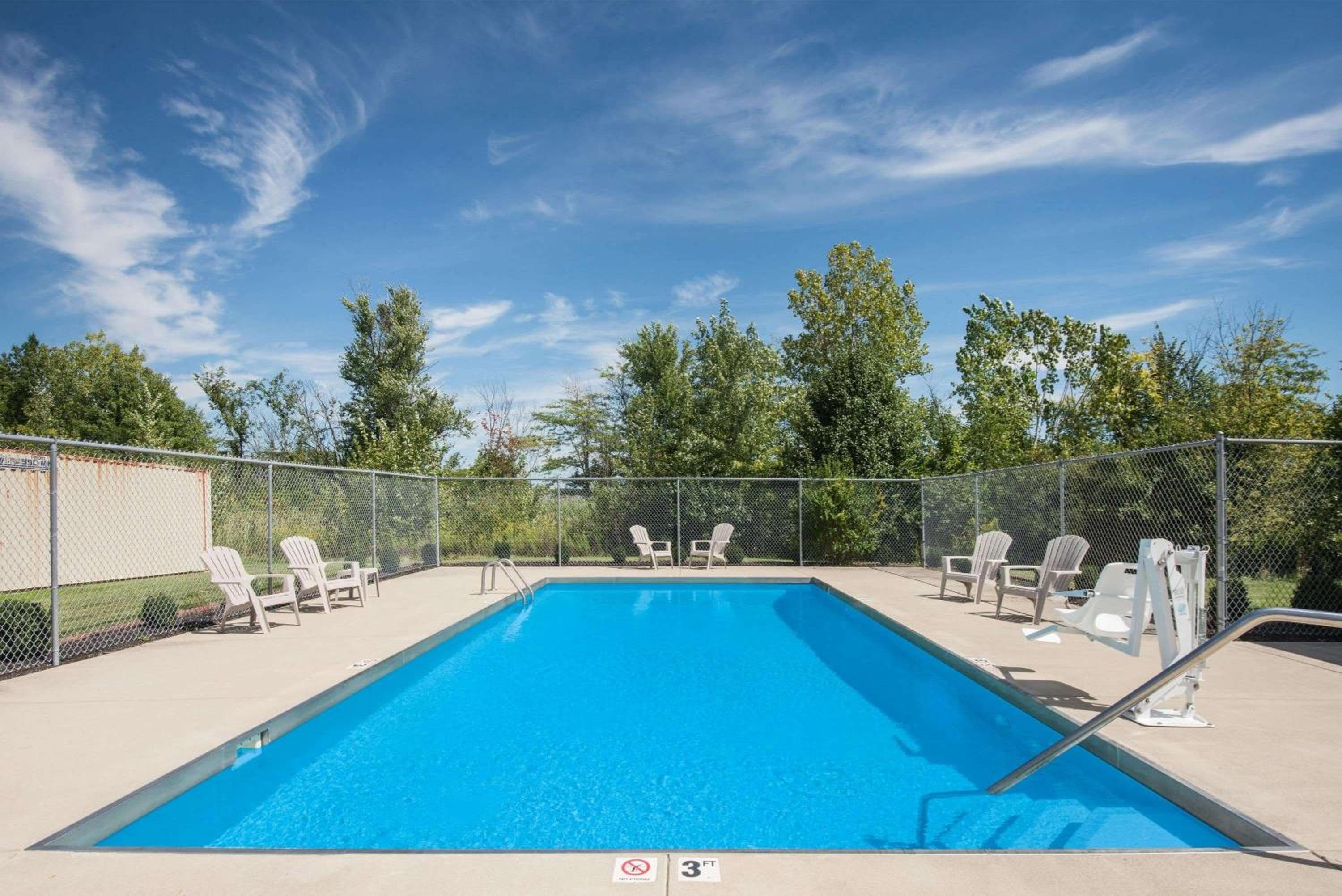 Red Roof Inn & Suites Marysville