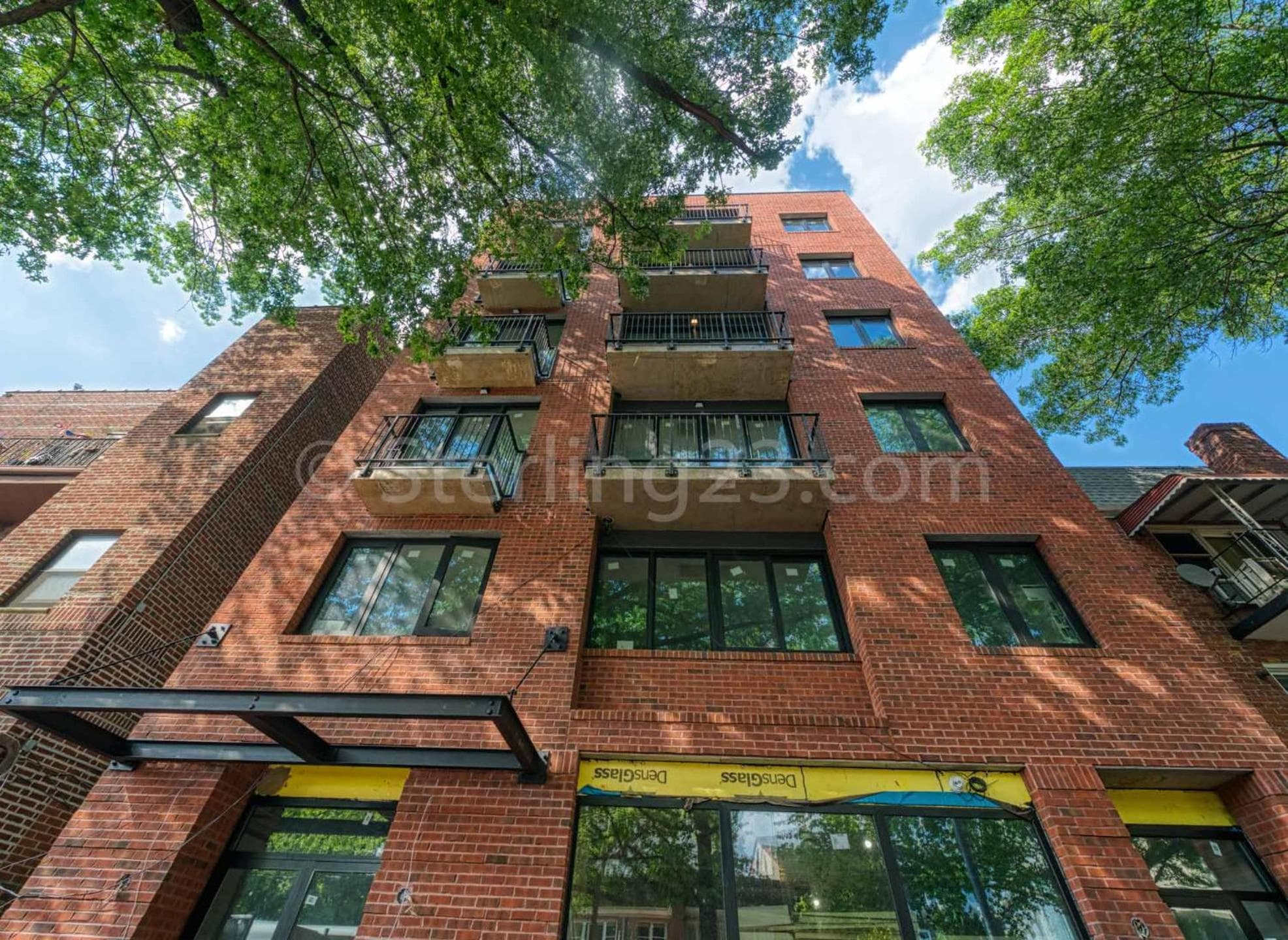 Luxury 2-bedrooms unit with elevator, balcony