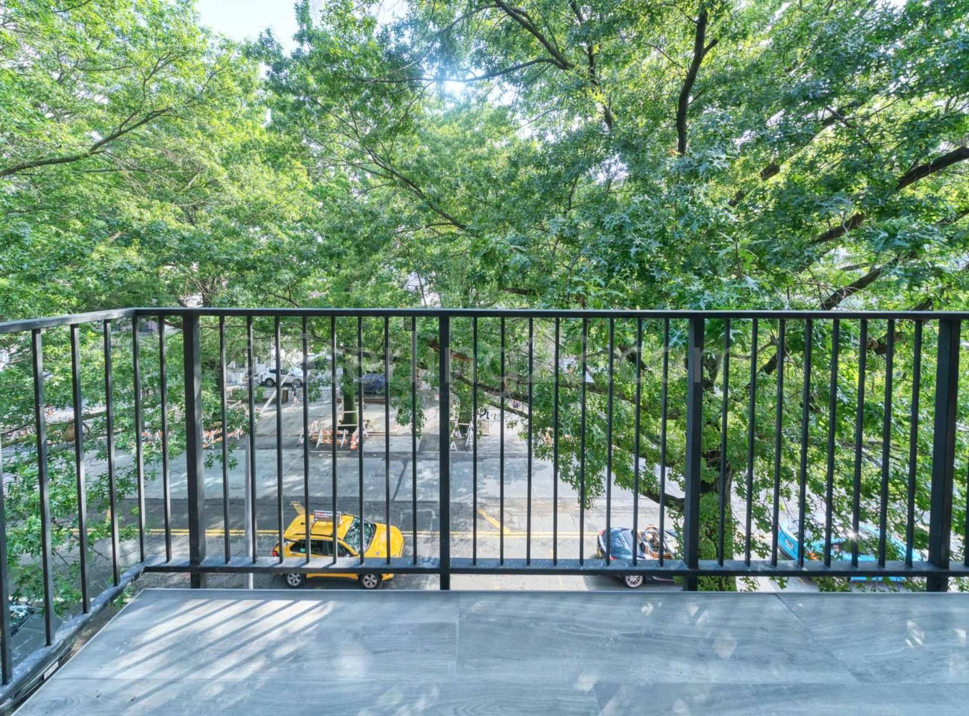 Luxury 2-bedrooms unit with elevator, balcony