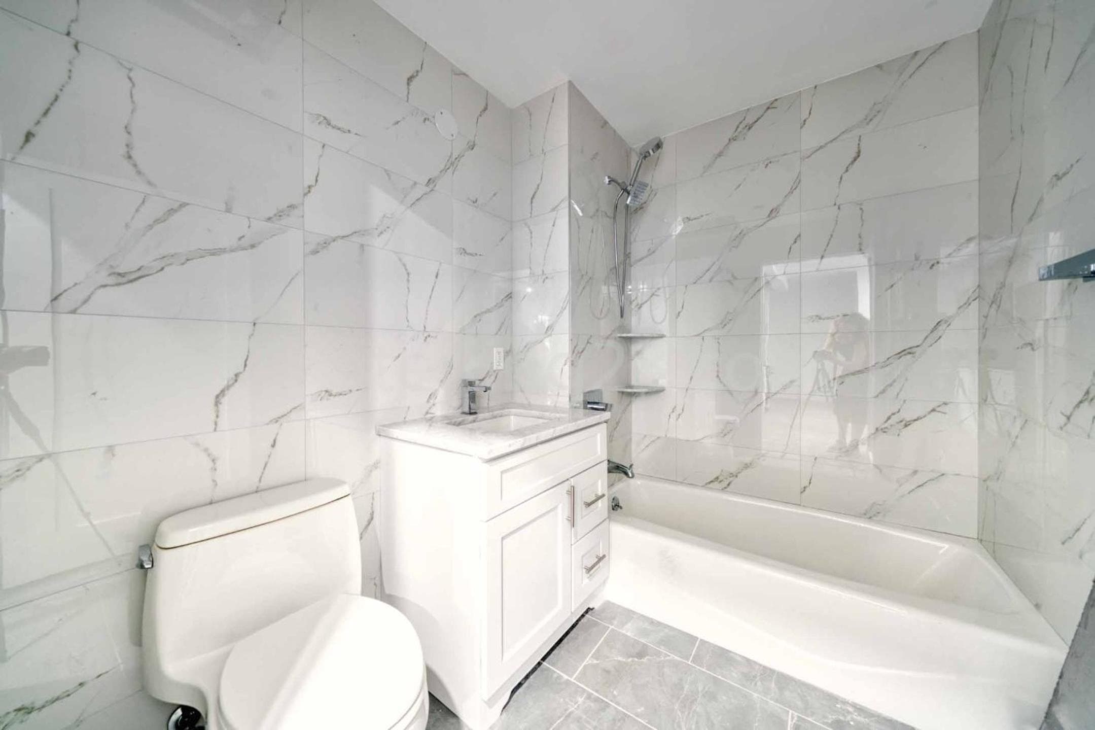 Luxury 2-bedrooms unit with elevator, balcony