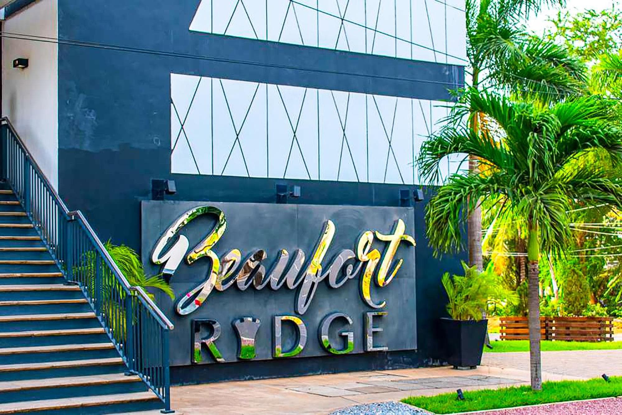Beaufort Cozy Luxury Hideout with Restaurant, FREE Swimming pools & Gym, 10 mins from Airport, 24-7 Security Guards, Backup Power, Close to Tourist Attract