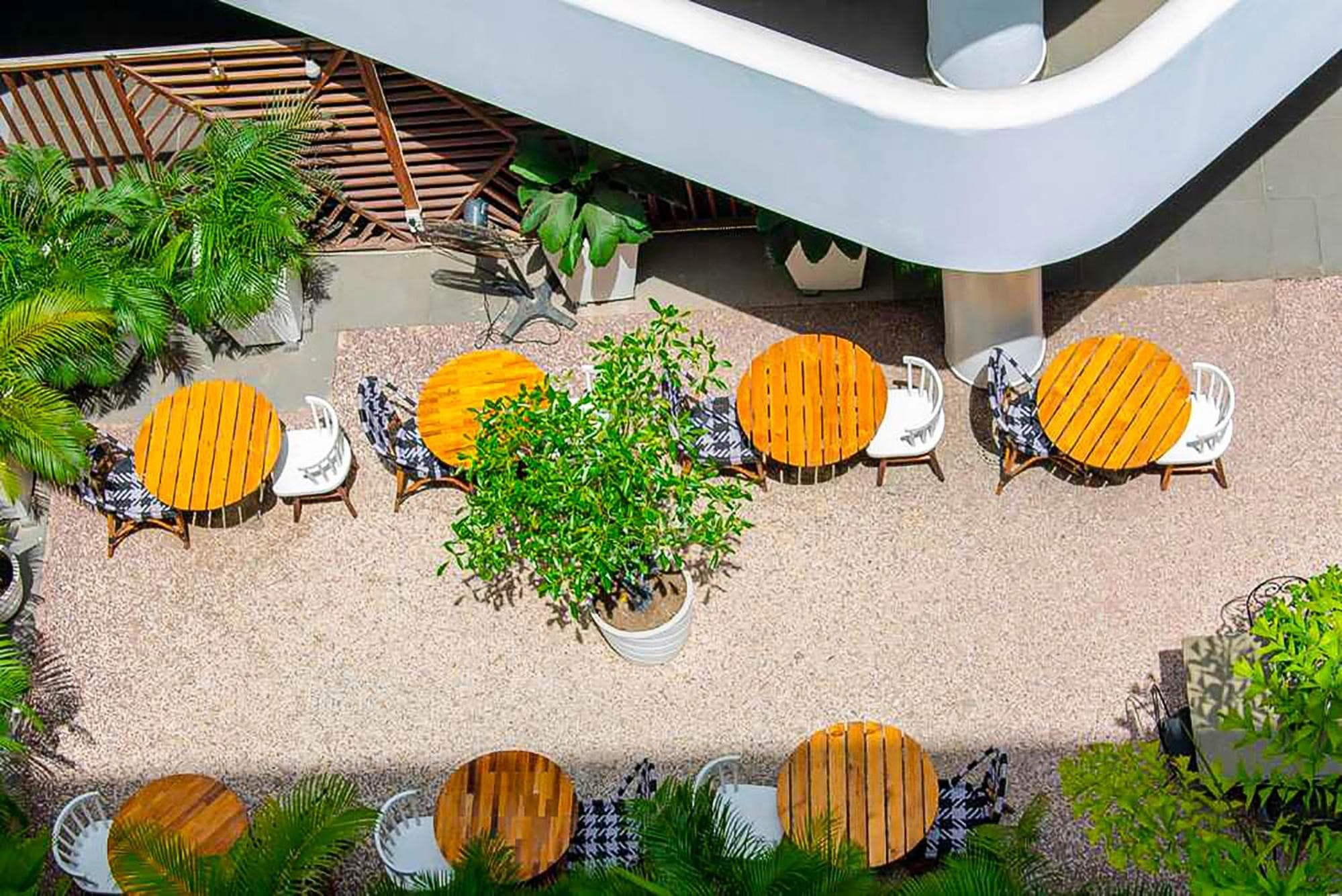 Beaufort Cozy Luxury Hideout with Restaurant, FREE Swimming pools & Gym, 10 mins from Airport, 24-7 Security Guards, Backup Power, Close to Tourist Attract