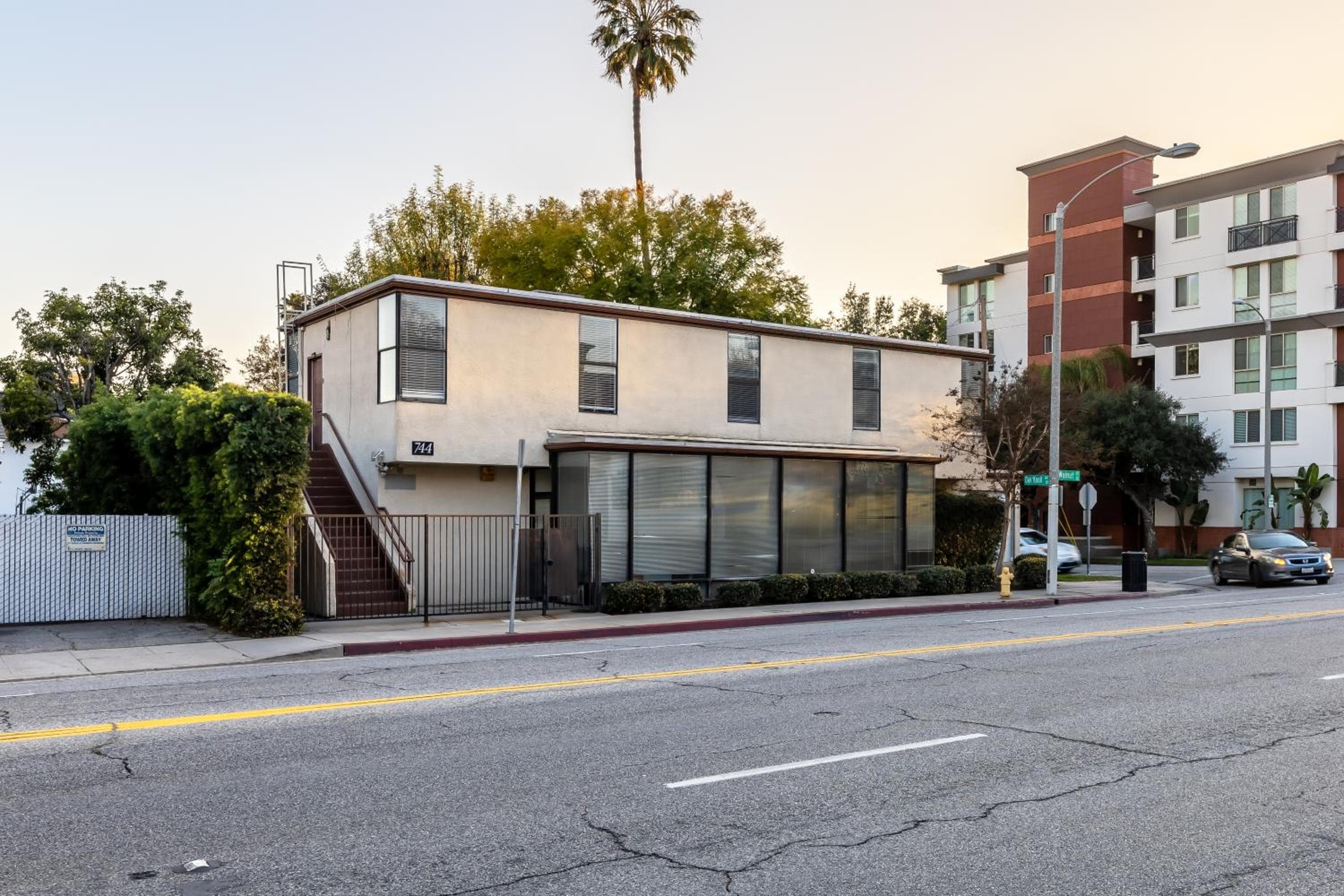 Walking distance to Caltech convention Center Pasadena Landmark room