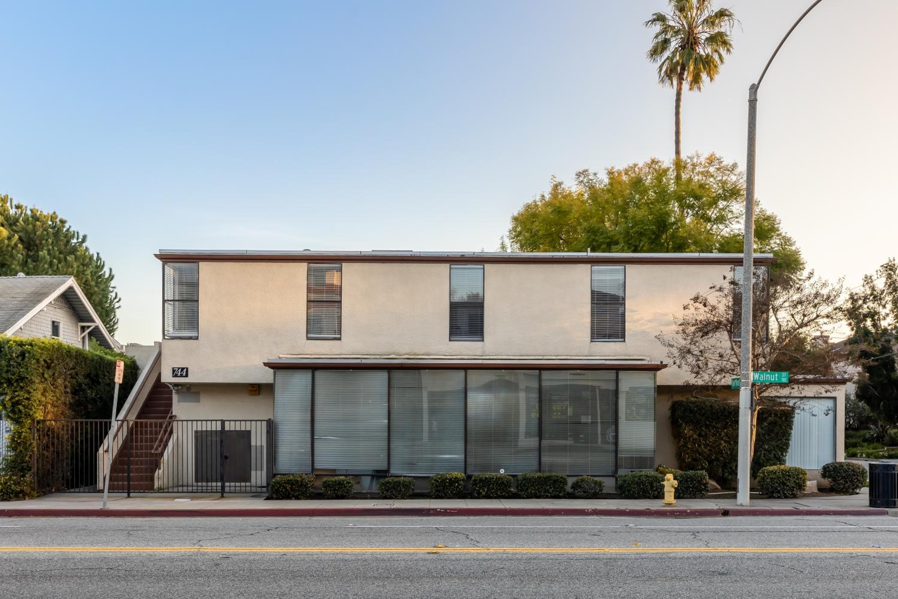 Walking distance to Caltech convention Center Pasadena Landmark room