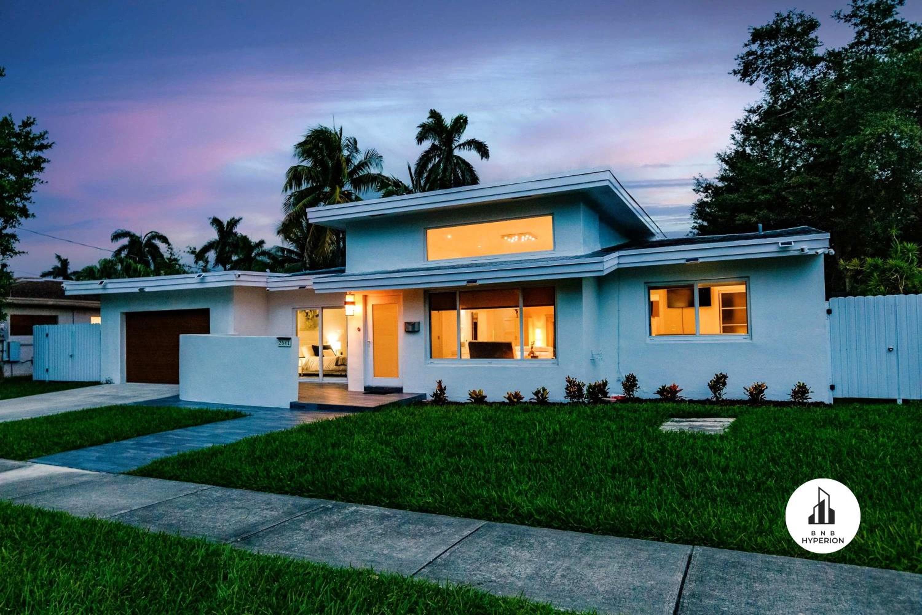 Uhost AI - Luxurious 5B Home w Pool & Lounge