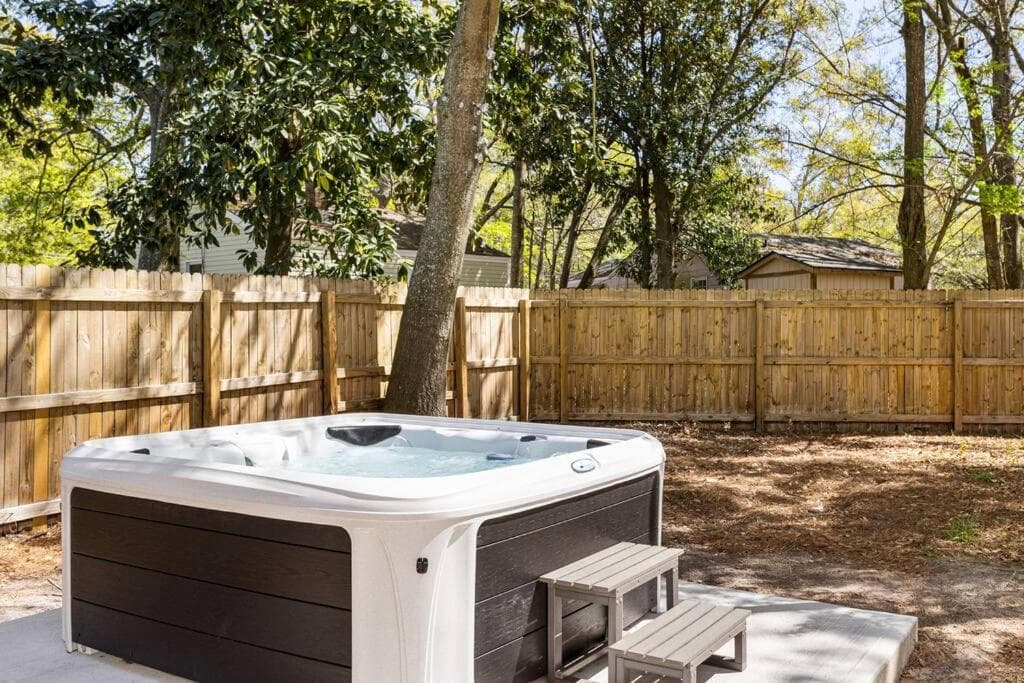 Southern Charm with Hot Tub 10 min from Downtown!