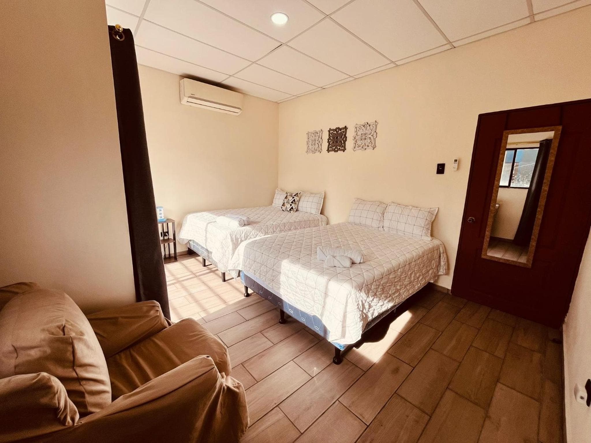 Bambú Family House, AC, WiFi, near Metrocentro Mall