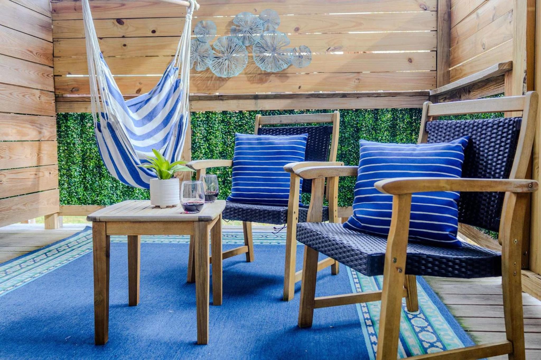 Jennifer's Stylish Apt Private Deck Backyard Oasis