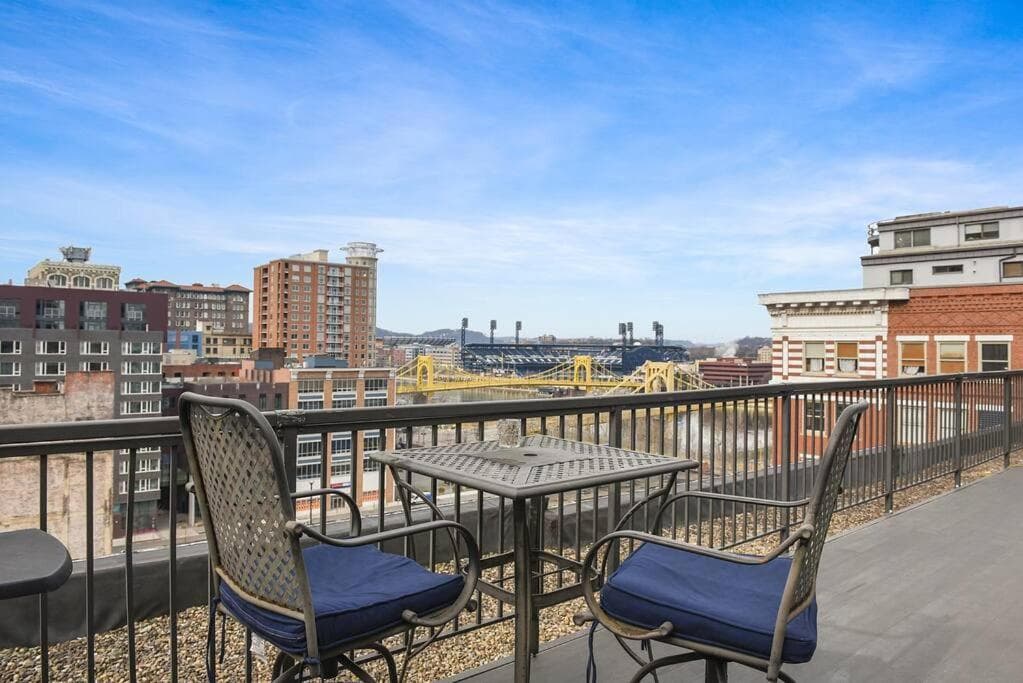 1 BR Downtown Pittsburgh with Best Roof Top View