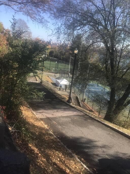 Budget-Friendly Stay Near NYC with Beautiful Skyline Views
