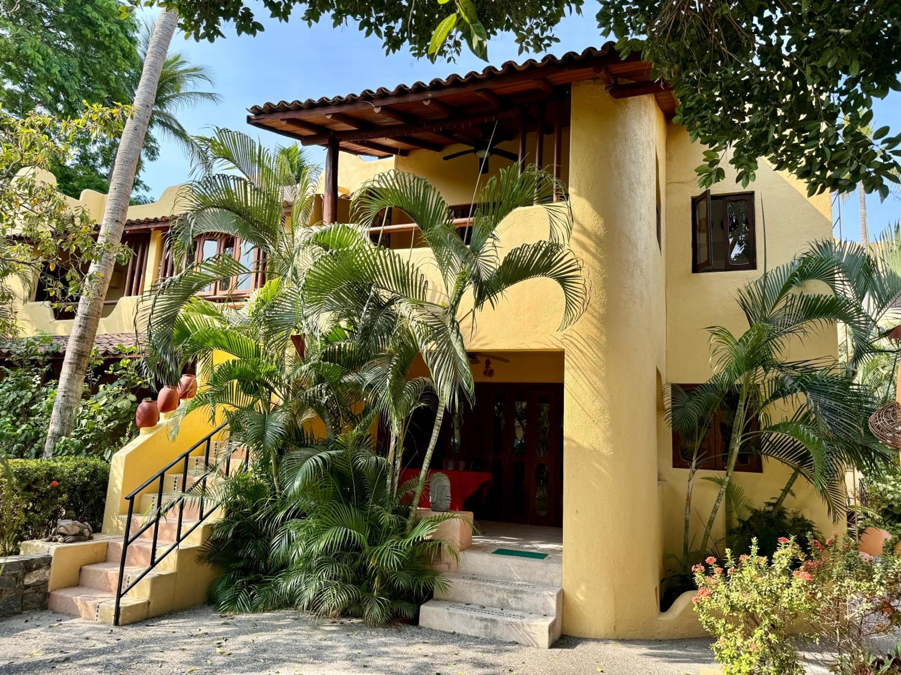 Newer & Roomy w/2 Pools. No Car Needed. Beaches, Restaurants & Shopping W/I walking distance. Taxis and buses abundant for reasonable price if needed