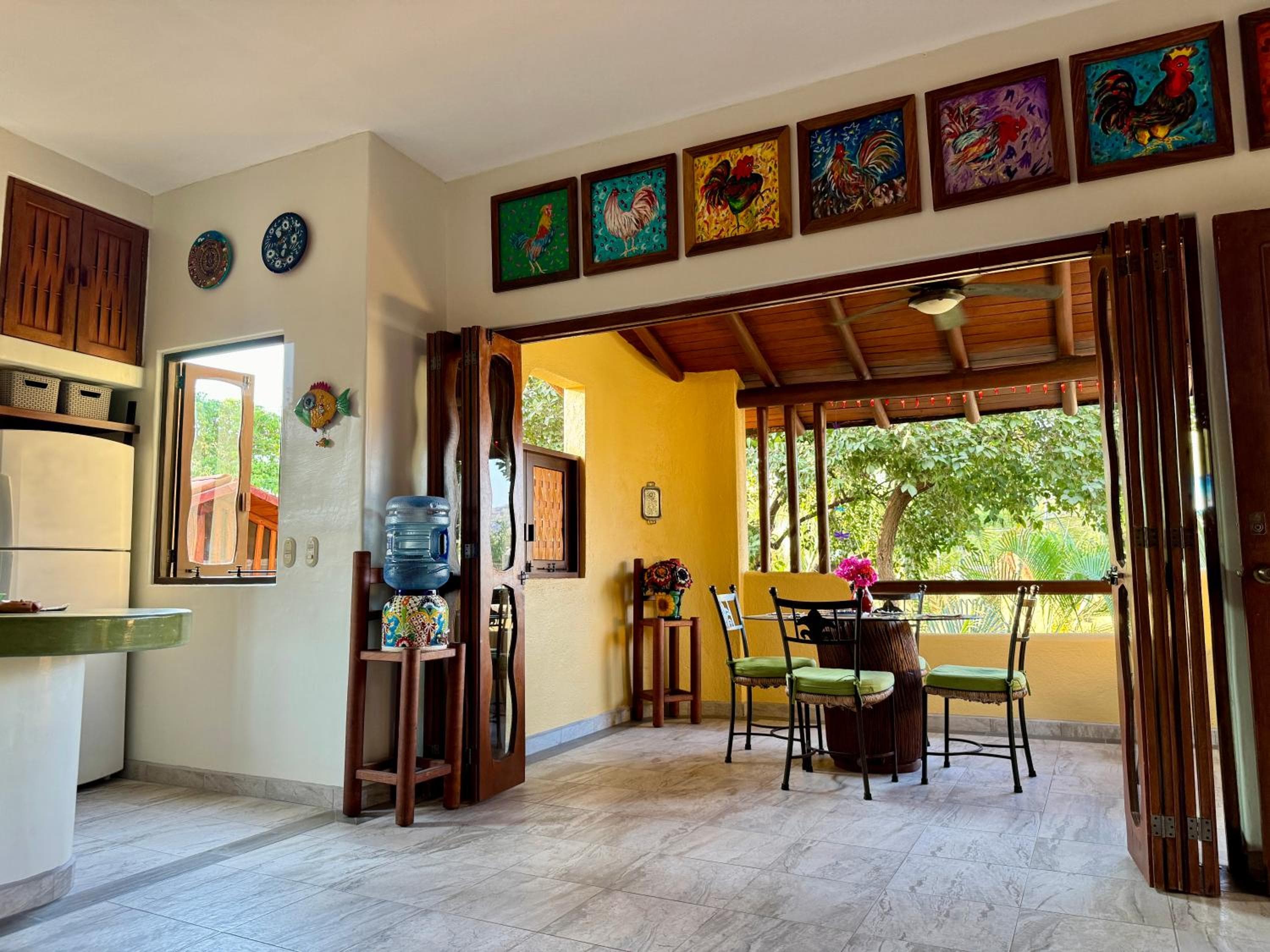 Newer & Roomy w/2 Pools. No Car Needed. Beaches, Restaurants & Shopping W/I walking distance. Taxis and buses abundant for reasonable price if needed