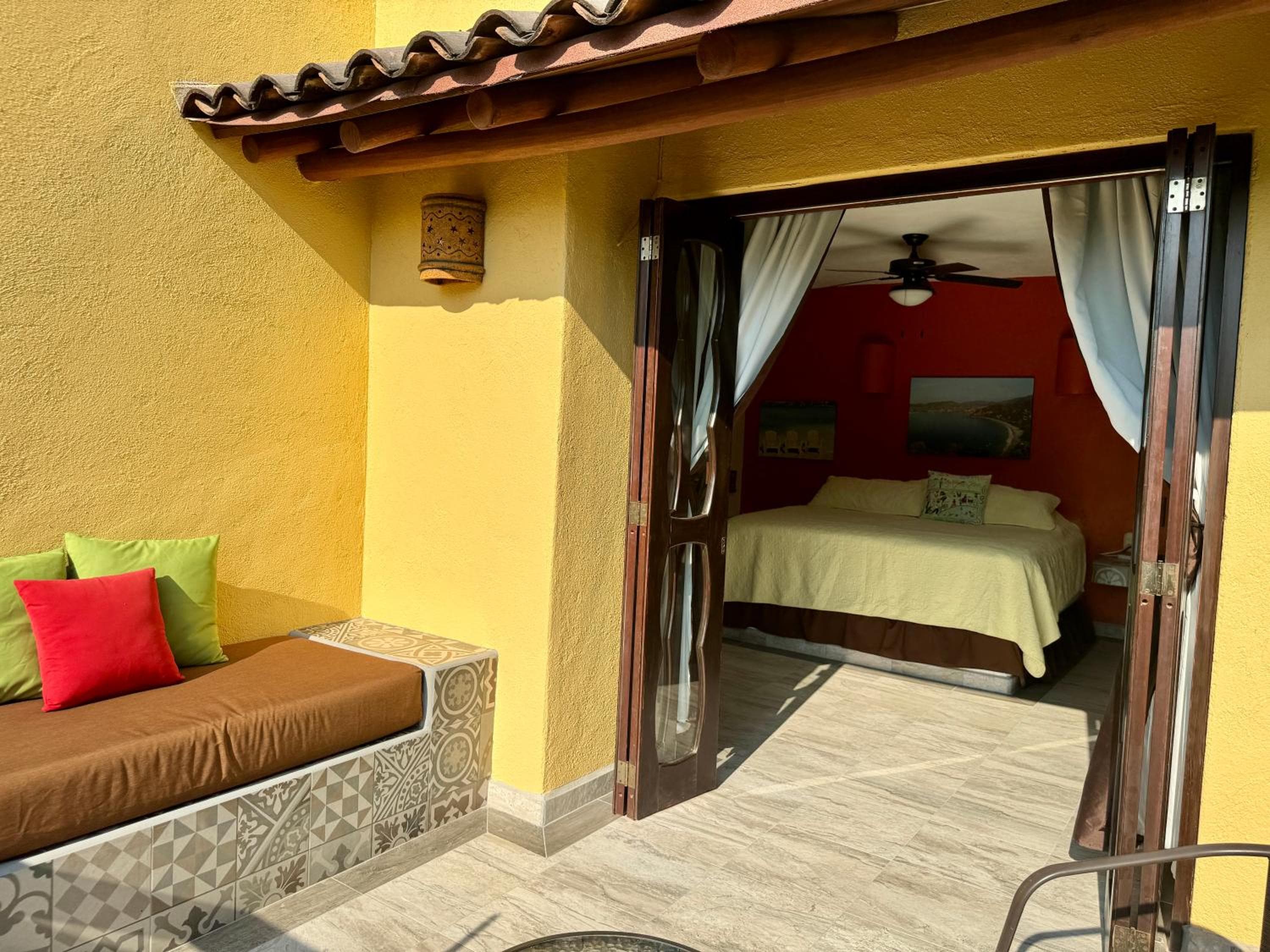 Newer & Roomy w/2 Pools. No Car Needed. Beaches, Restaurants & Shopping W/I walking distance. Taxis and buses abundant for reasonable price if needed