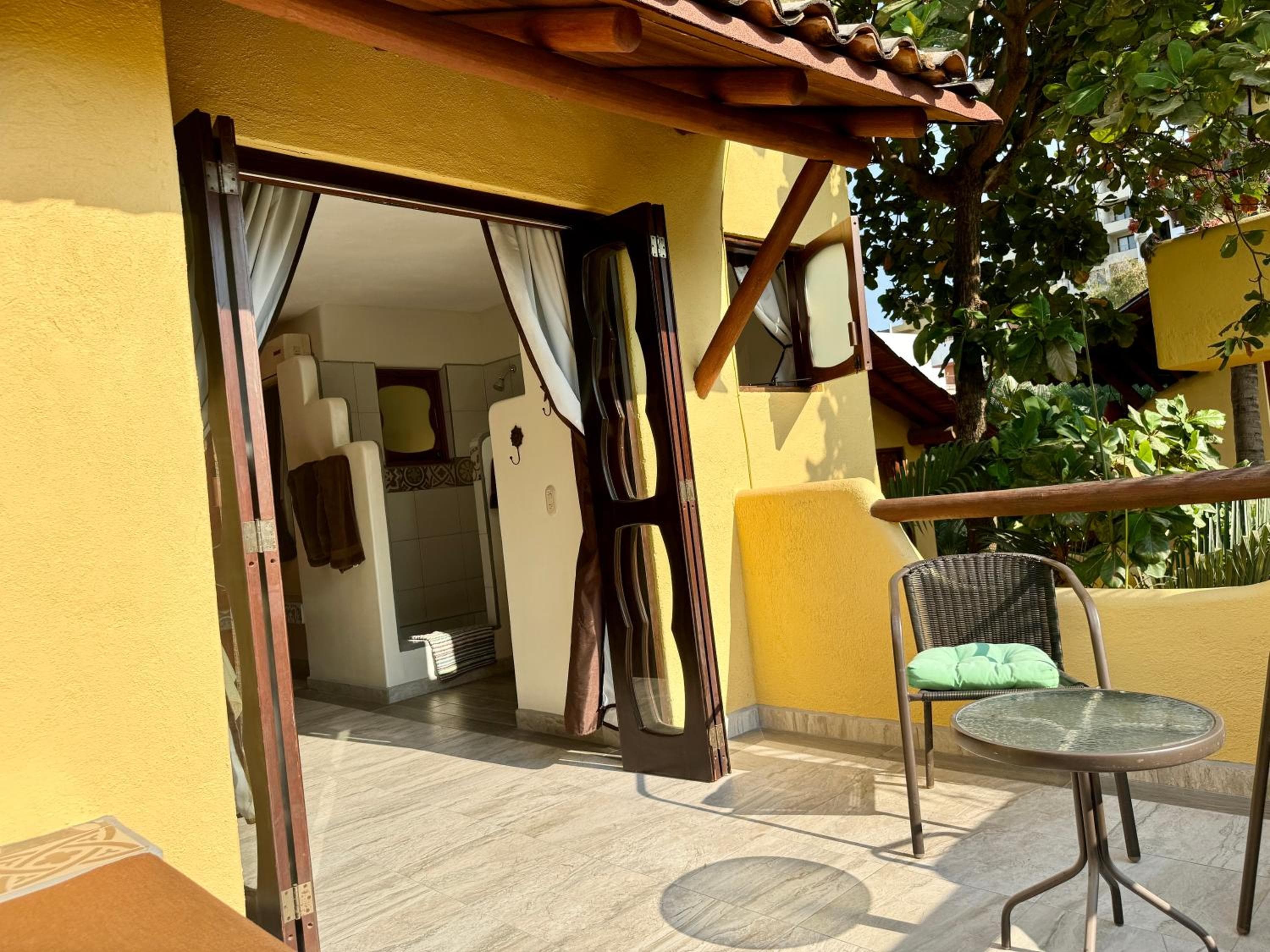 Newer & Roomy w/2 Pools. No Car Needed. Beaches, Restaurants & Shopping W/I walking distance. Taxis and buses abundant for reasonable price if needed