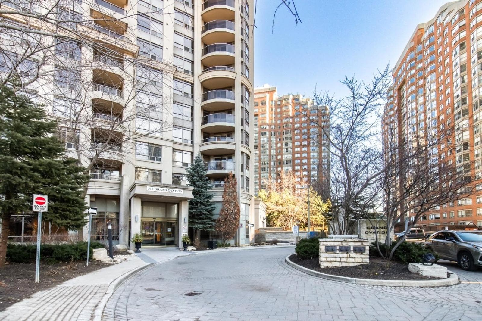 Modern 2BR 2 Bath Condo with Pool, Parking, Near YYZ and FIFA