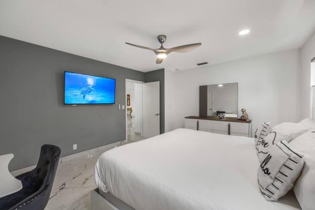 MIAMI Art Villa Heated Saltwater Pool with SPA EV