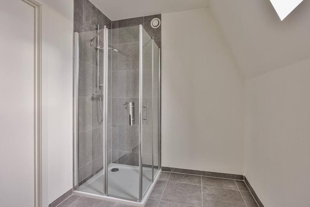 Ruim 2 slaapkamer appartement met parking nabij NAVO