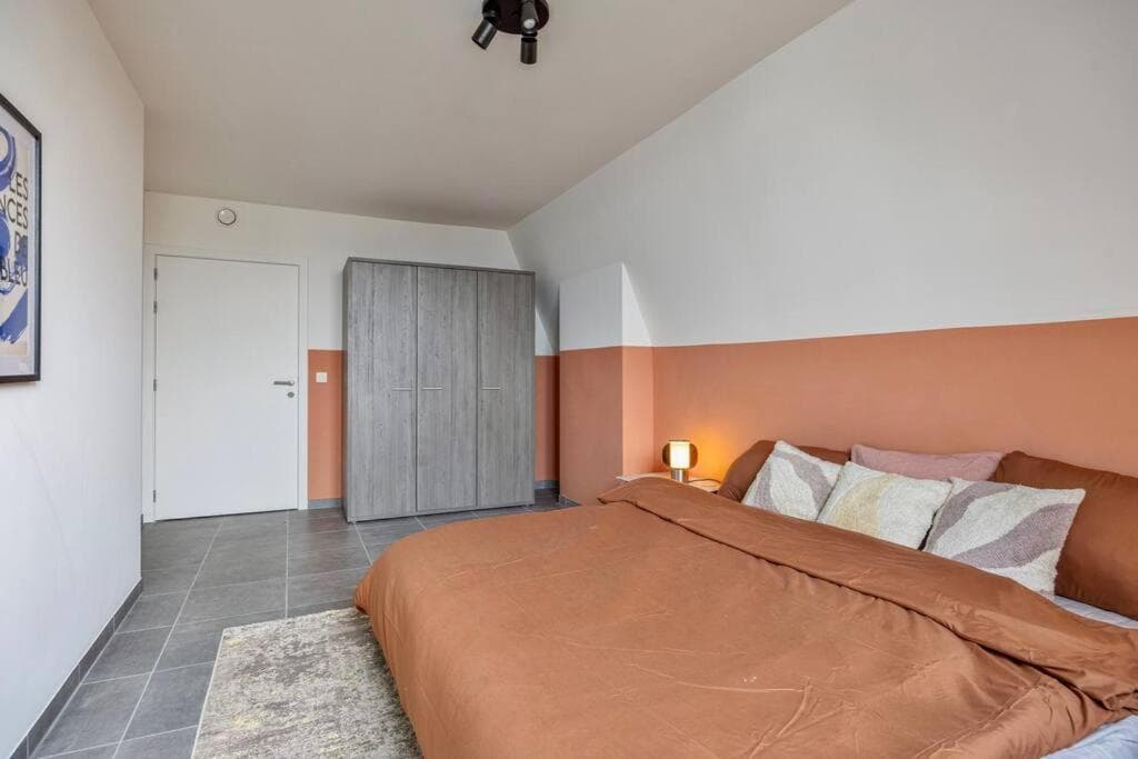 Ruim 2 slaapkamer appartement met parking nabij NAVO