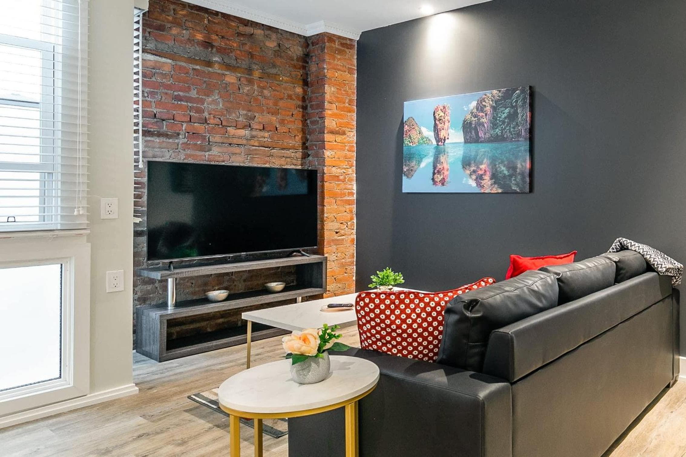 Boutique 2BR Apartment - James St N - Sleeps 6