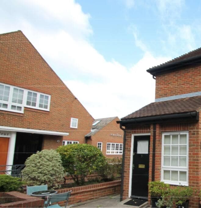 MIN 7 NIGHTS Hampton Ct River Thames village 1 bed maisonette MIN 7 NIGHTS