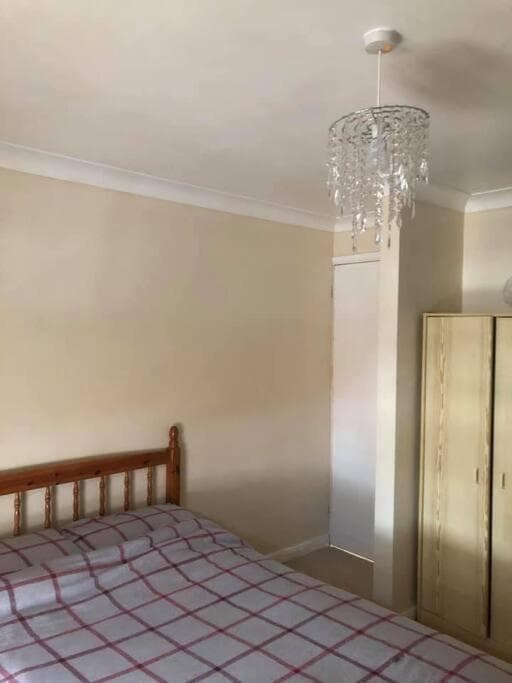 MIN 7 NIGHTS Hampton Ct River Thames village 1 bed maisonette MIN 7 NIGHTS