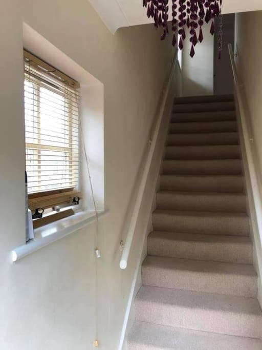 MIN 7 NIGHTS Hampton Ct River Thames village 1 bed maisonette MIN 7 NIGHTS