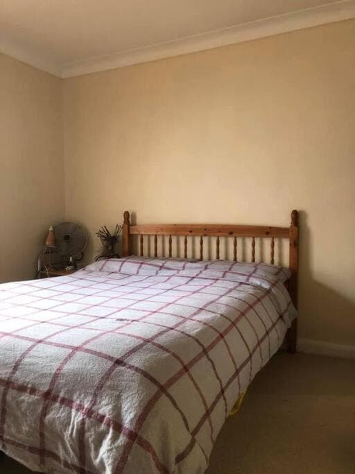 MIN 7 NIGHTS Hampton Ct River Thames village 1 bed maisonette MIN 7 NIGHTS