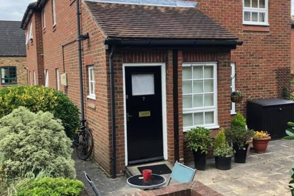 MIN 7 NIGHTS Hampton Ct River Thames village 1 bed maisonette MIN 7 NIGHTS