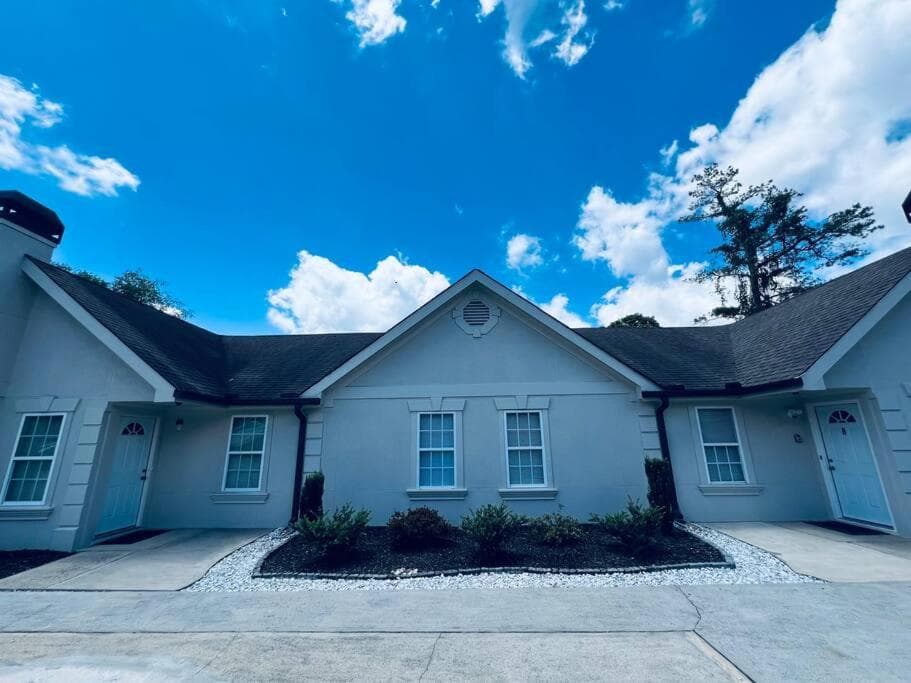 Stylish Duplex! Minutes from Atlanta!