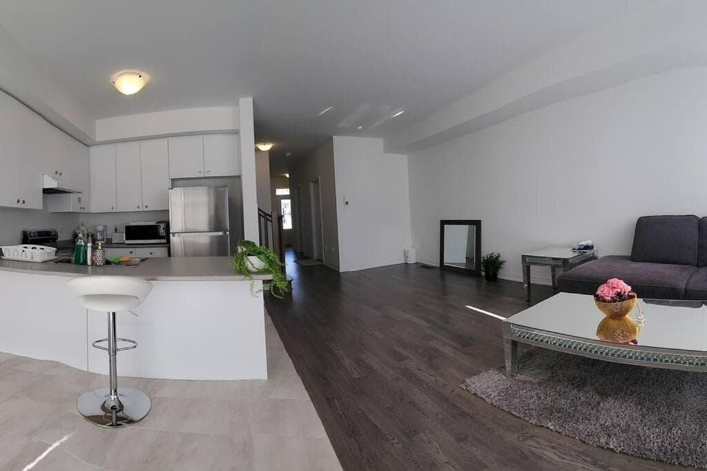 3BR Home Near Niagara Falls King Bed Free Parking 75 Inch TV & Wi-Fi