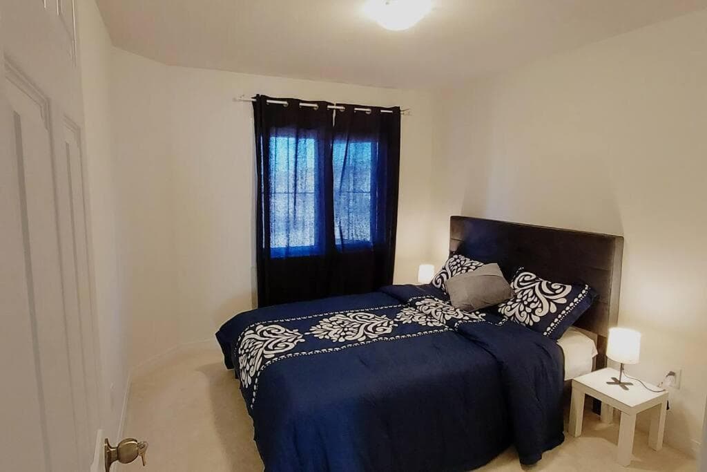 3BR Home Near Niagara Falls King Bed Free Parking 75 Inch TV & Wi-Fi