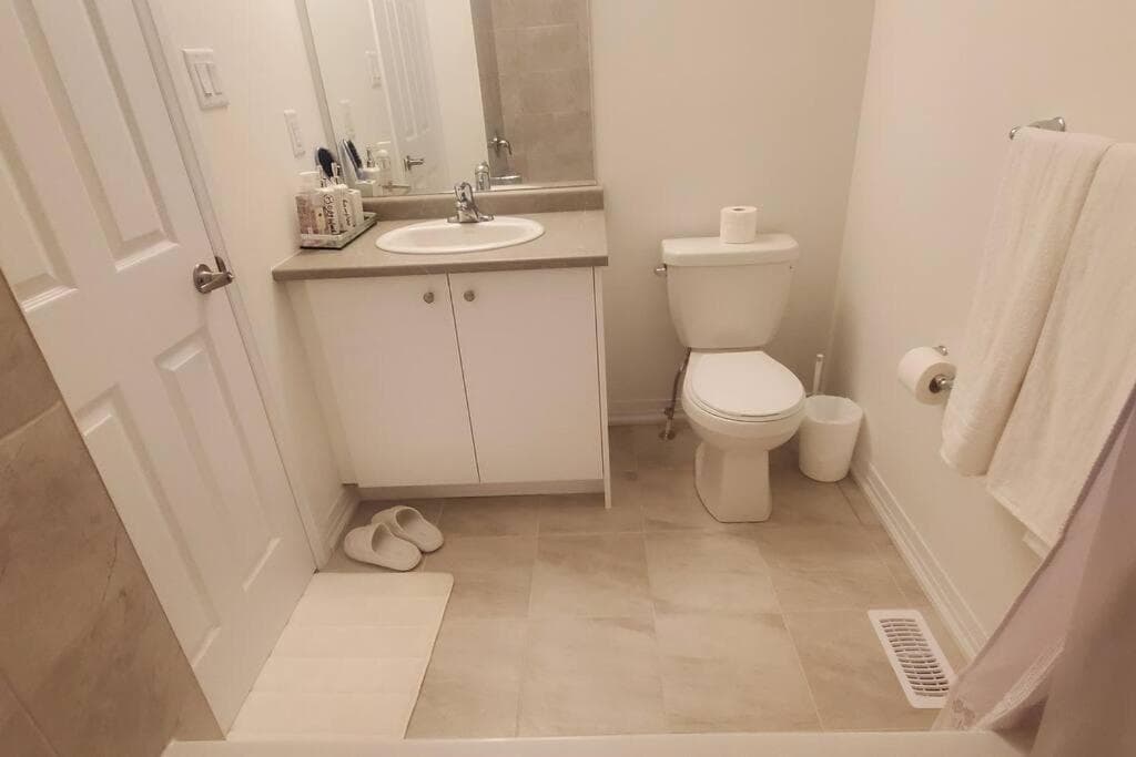 3BR Home Near Niagara Falls King Bed Free Parking 75 Inch TV & Wi-Fi