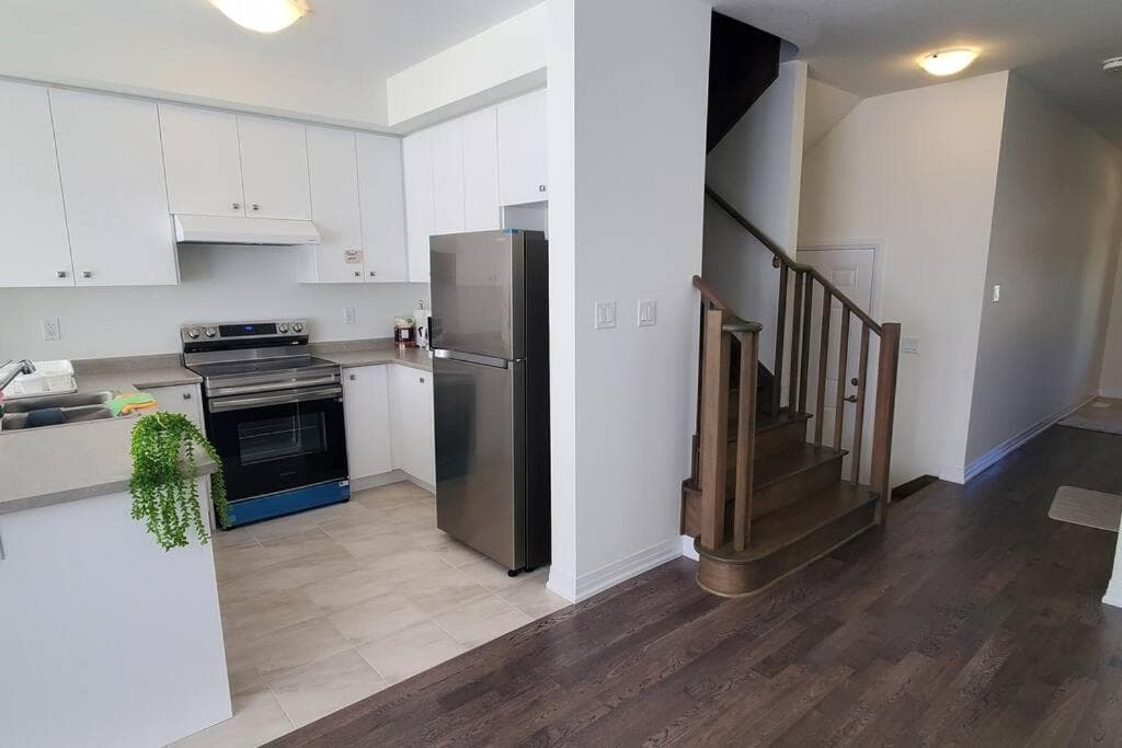 3BR Home Near Niagara Falls King Bed Free Parking 75 Inch TV & Wi-Fi