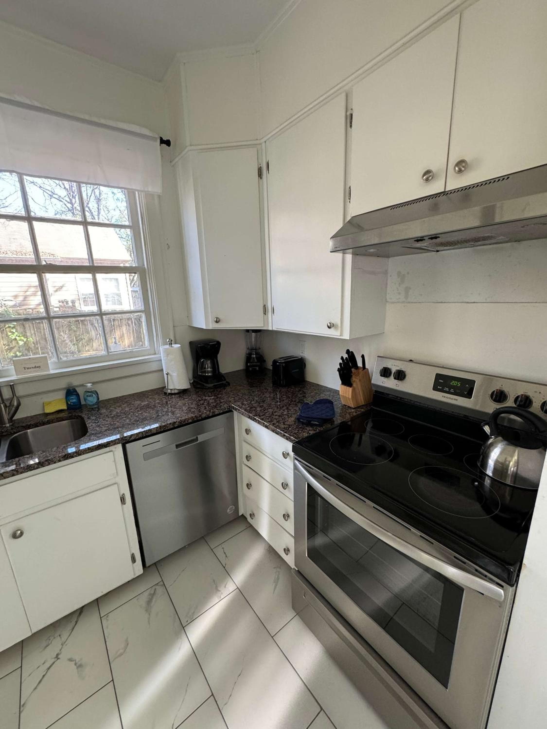 Near University & Dining- Garden District Dwelling