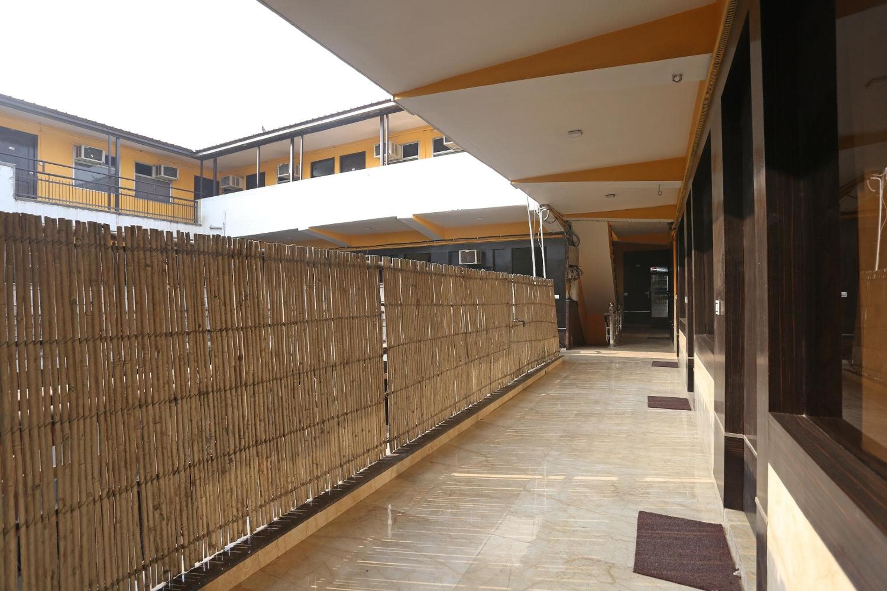 Hotel O Samrat