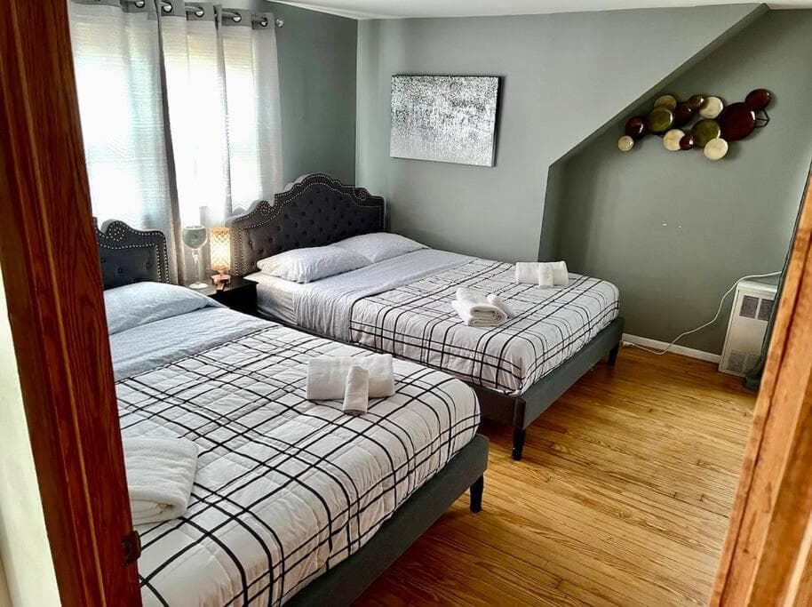 City Hideaway- Steps from UBS & JFK Airport