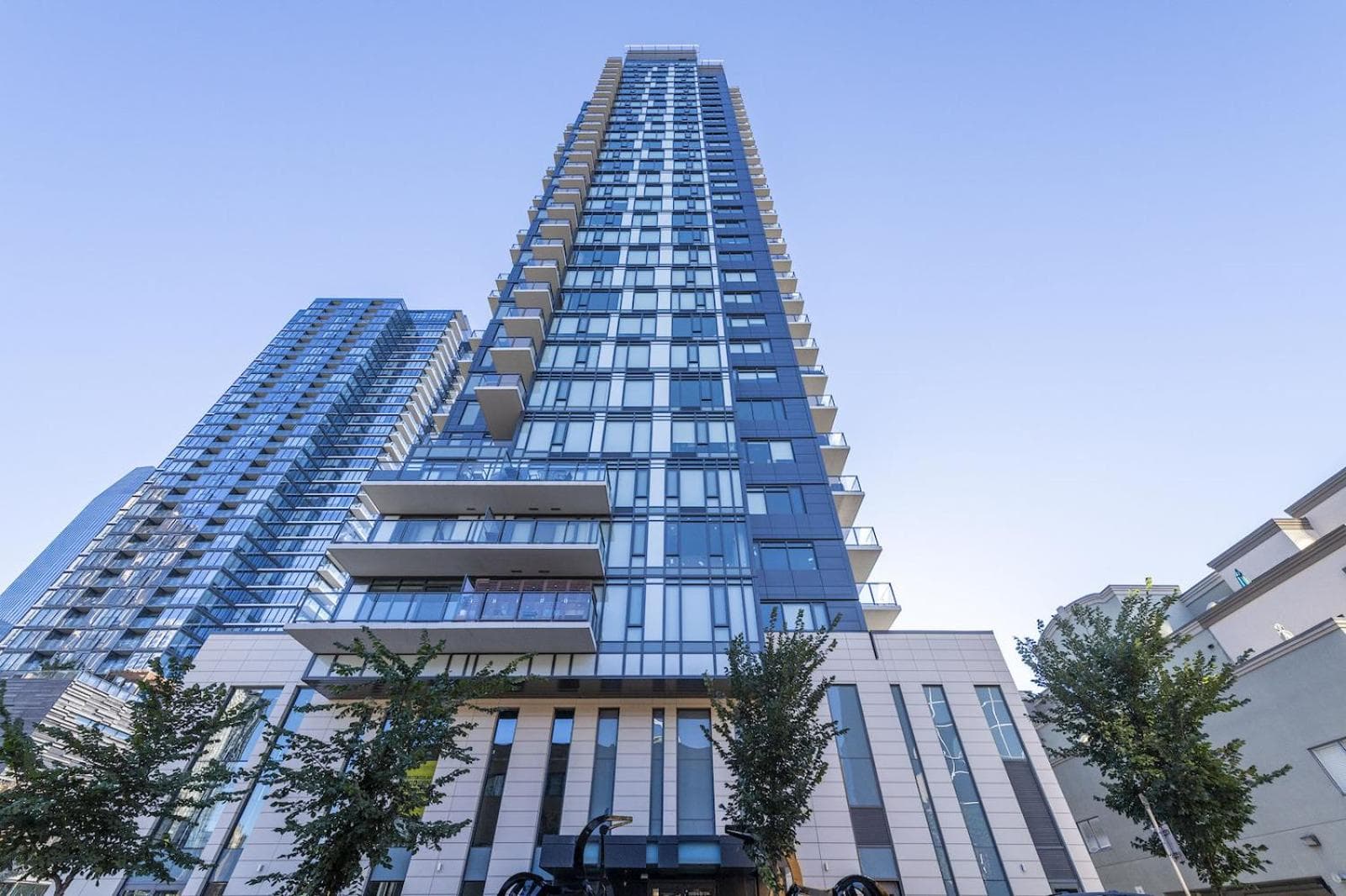 LUXURY DT, 2 Bedroom DEAL, Private Balcony, Full Kitchen, Gym - FREE PARKING
