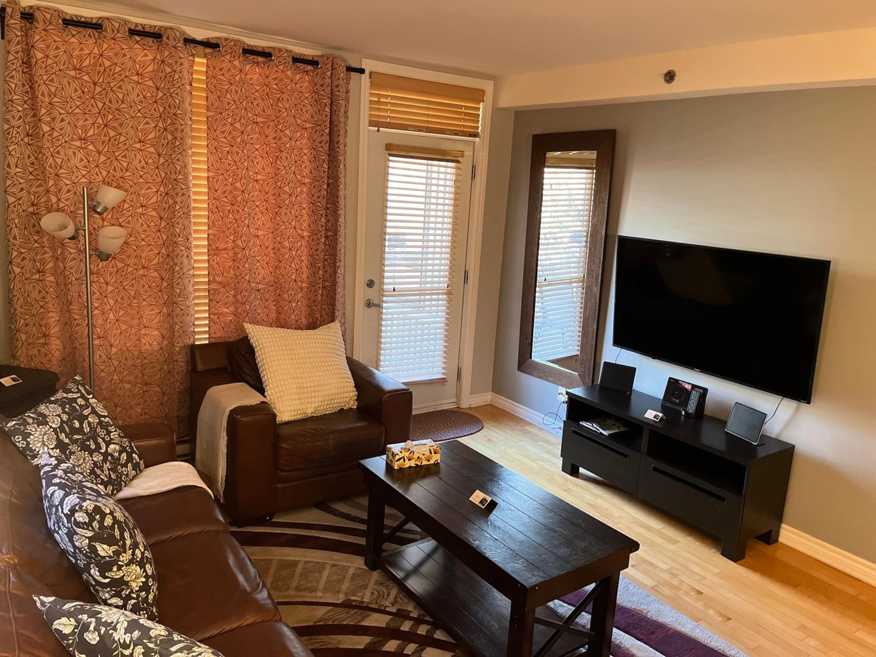 ApartHotelMontreal by Les Terrasses Saint Urbain 2225I2