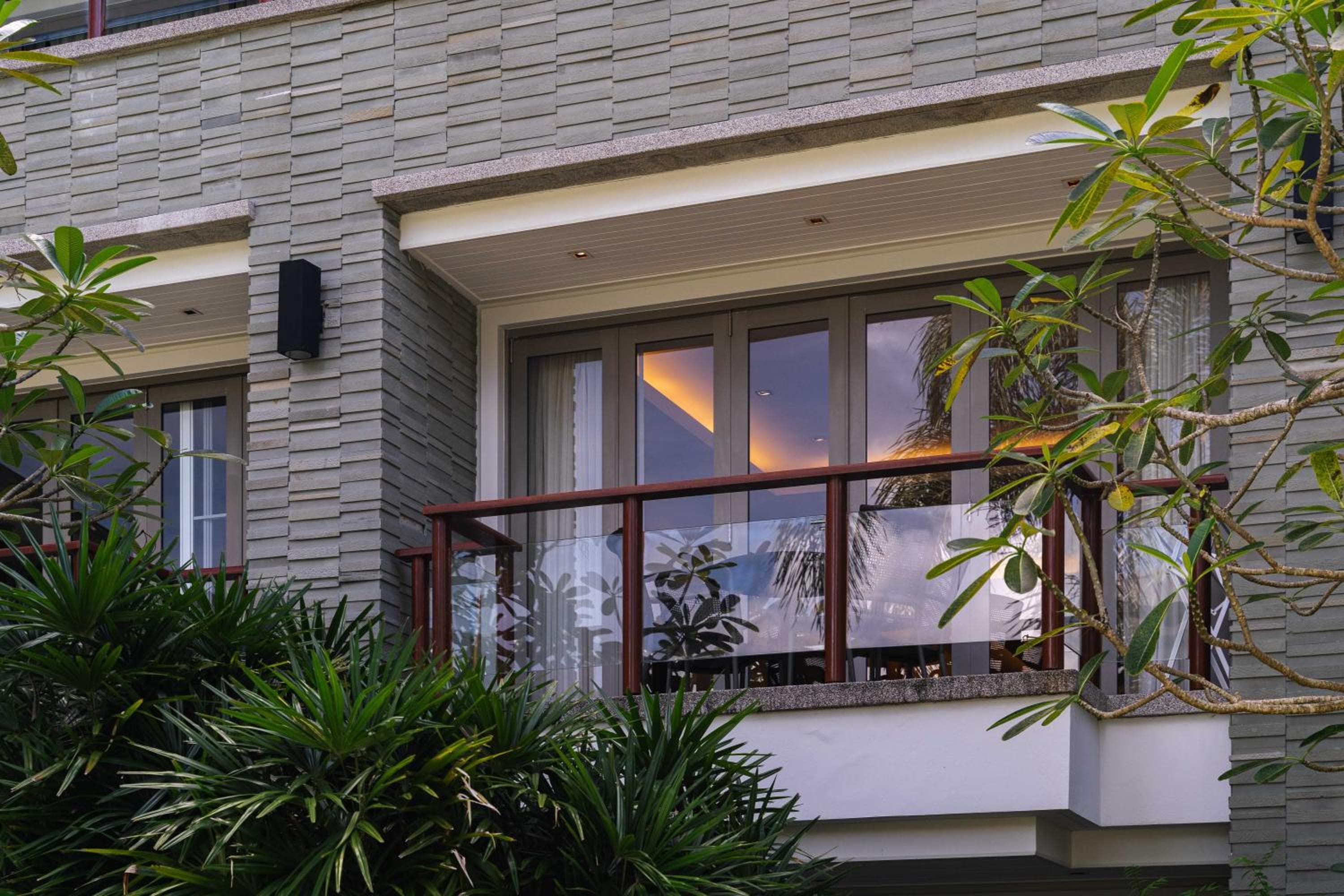 Beachfront luxury 2 bdr apartment