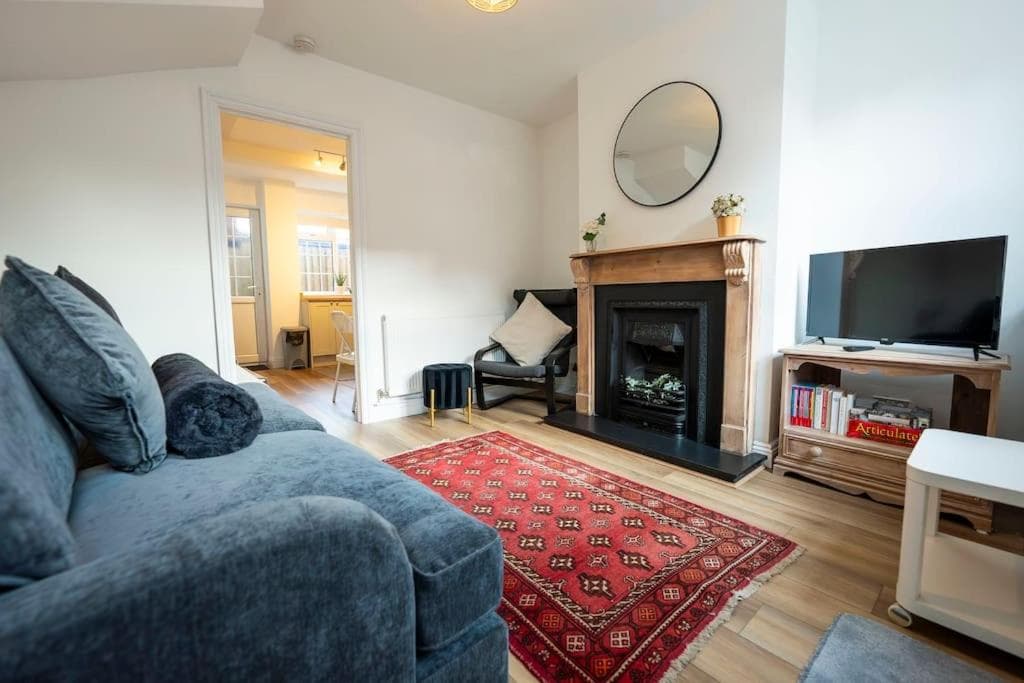 Swan's Rest - 2BR Townhouse, Heart of Town, Parking, Sleeps 4